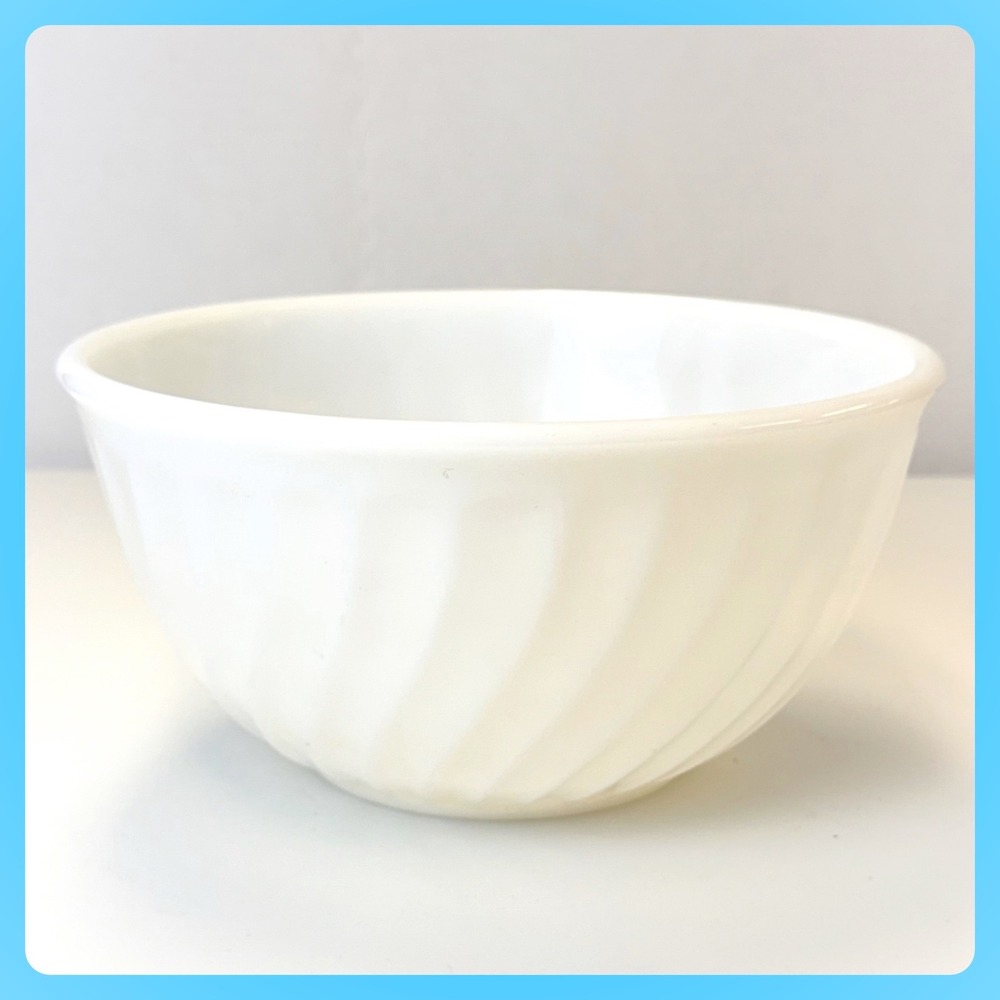 Fire King Swirl Mixing Bowl 7.5" Medium White Milk Glass 50s 60s‎ Vintage USA